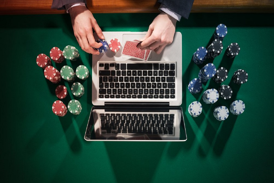 Interesting Advantages of Playing Poker Online